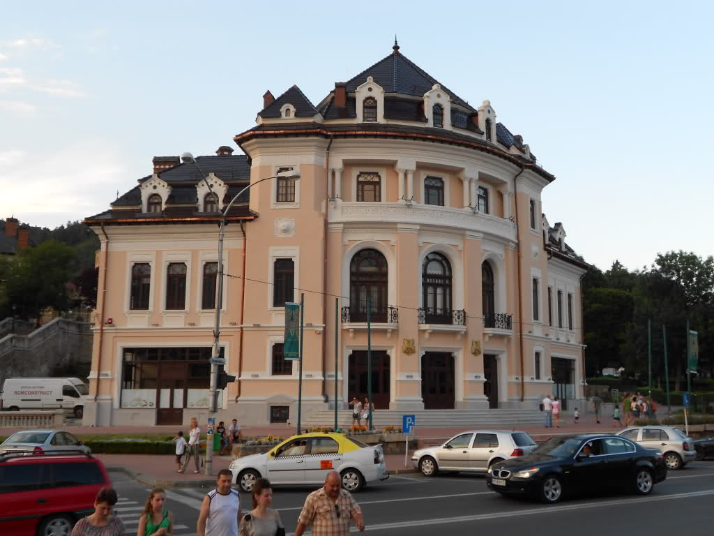 Teatrul Tineretului din Piatra Neamţ îşi deschide sâmbătă a 57-a stagiune cu o comedie