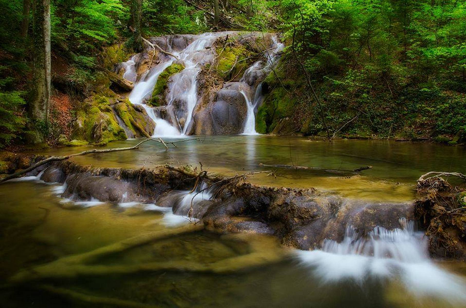 Destinaţia zilei: Ochiul Beiului şi Cascada Beuşniţa, minunile din Caraş-Severin. EU Aleg România – 12 septembrie