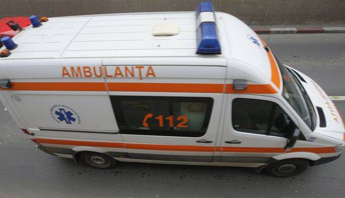 Accident grav la Vaslui. Fetiţă accidentată după ce a coborât din microbuzul şcolar