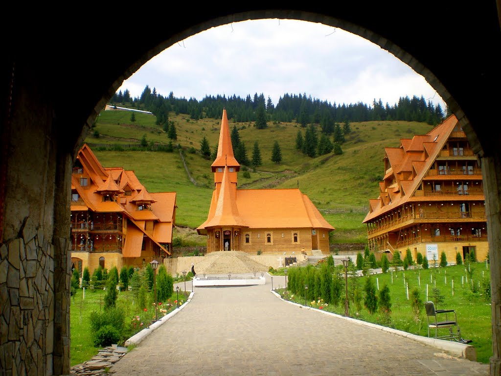 (FOTO) Sfânta Liturghie arhierească de la Mănăstirea Acoperământul Maicii Domnului de la ora 10:00 (1.10.2014)