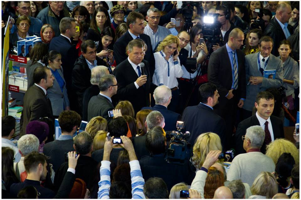 Klaus Iohannis şi-a lansat cartea la Gaudeamus (FOTO)