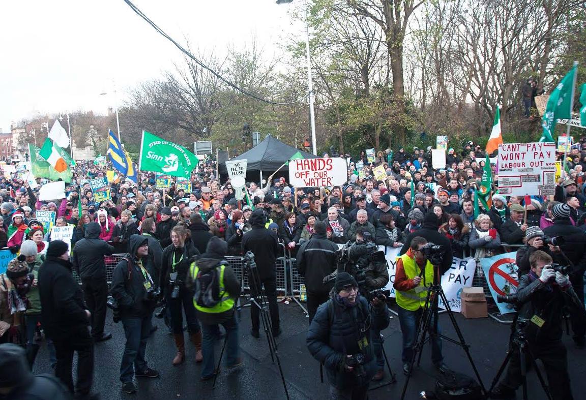 Zeci de mii de persoane au manifestat la Dublin împotriva deciziei Guvernului de a factura apa – VIDEO