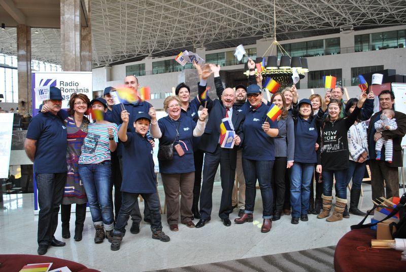 (LIVE FOTO/VIDEO) Aproximativ 1500 de persoane s-au prins în hora „EU Aleg România” alături de Radio Iaşi. Vă mulţumim !