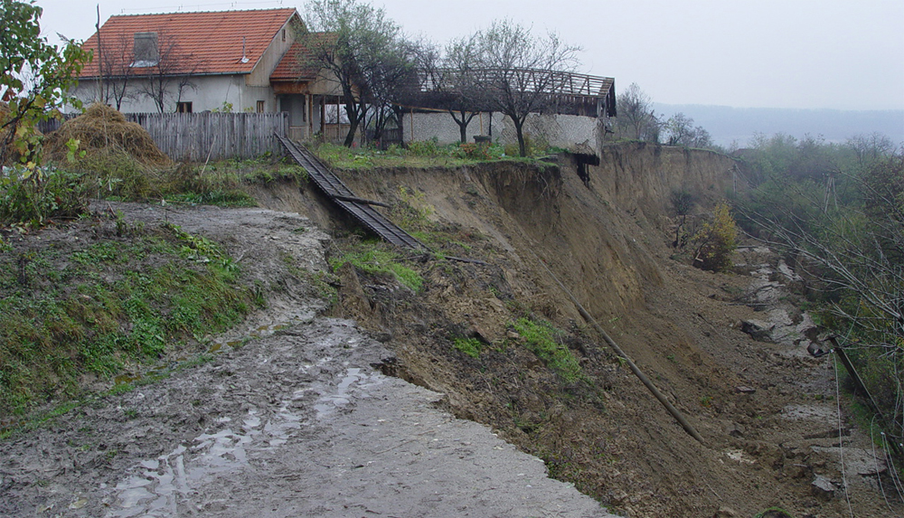 (AUDIO) 14 localități din județul Vrancea sunt afectate de alunecările de teren