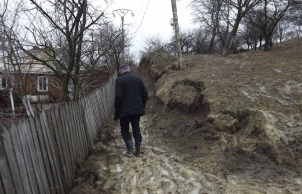 (AUDIO) Alunecările de teren izolează localnicii din mai multe localităţi ale Moldovei