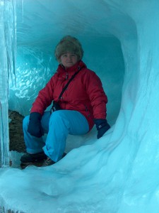 Dr. Florica Topârceanu într-o peşteră de gheaţă în Antarctica 