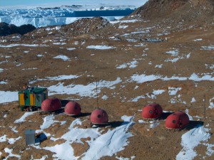 Staţia Law-Racoviţă-Negoiţă cu lacul cu apă potabilă (dreapta, sus) şi calota glaciară pe fundal