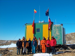 Tricolorul României fluturând pe clădirea principală a Staţiei Law-Racoviţă alături de cele ale Australiei, Chinei şi Rusiei, care deţin staţii permanente în aceeaşi zonă 