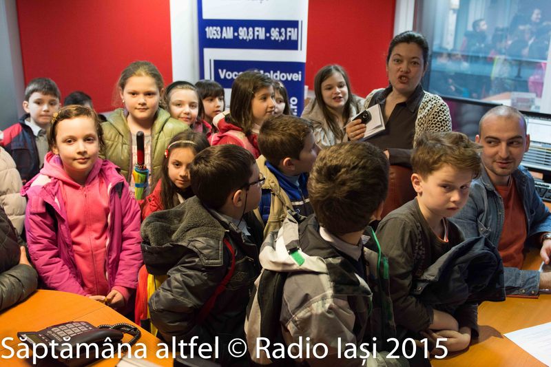 (FOTO/AUDIO) „Şcoala altfel” la Radio România Iaşi