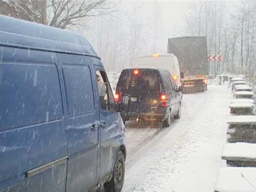 (AUDIO) Circulaţia rutieră se desfăşoară cu dificultate în judeţul Vrancea