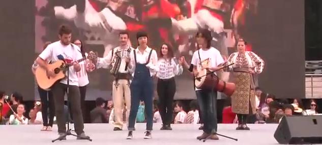 (VIDEO) Viral: Melodia „Cântă Cucu-n Bucovina“, în interpretarea unei tinere din China