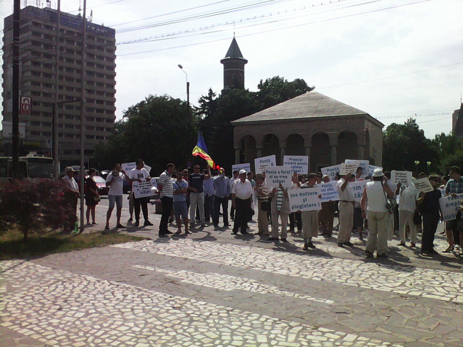 (AUDIO/FOTO) Iaşi: Liberalii au organizat astăzi un protest în faţa Prefecturii