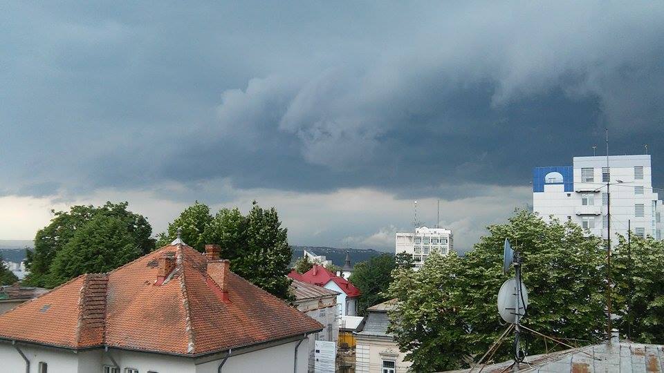 (FOTO) Natura se dezlănţuie. Cod Galben de averse şi vânt în judeţele Iaşi, Neamţ, Bacău şi Vrancea