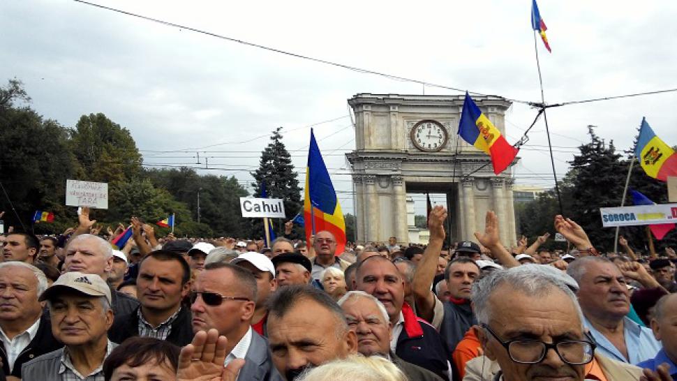 Organizatorii protestelor de la Chişinău îndeamnă populaţia la nesupunere şi grevă generală