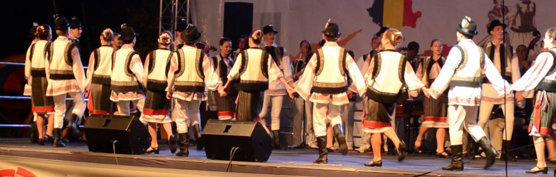 Iaşi: Festivalul folcloric internaţional „Trandafir de la Moldova”