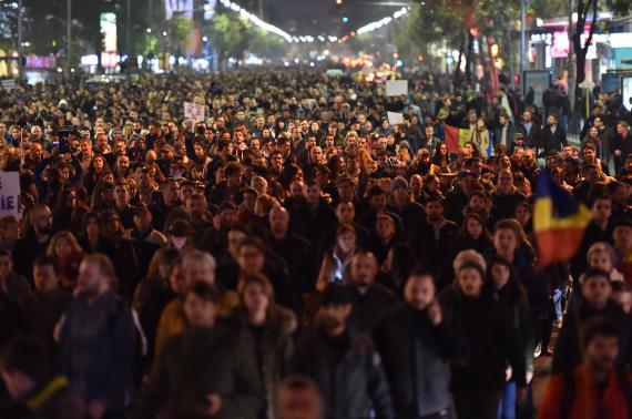 (UPDATE) Mii de oameni protestează și în această seară, în Capitală și în mai multe orașe din țară