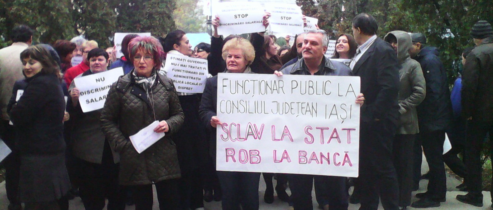 (FOTO/AUDIO) Protestul salariaţilor de la Consiliul Judeţean Iaşi s-a încheiat