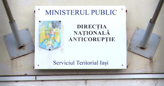 Primarul, viceprimarul şi şeful Ocolului silvic din Hârlău, reţinuţi de DNA Iaşi