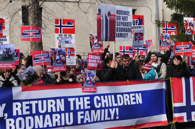 Suceava: Câteva mii de persoane la un miting de solidaritate cu familia Bodnariu