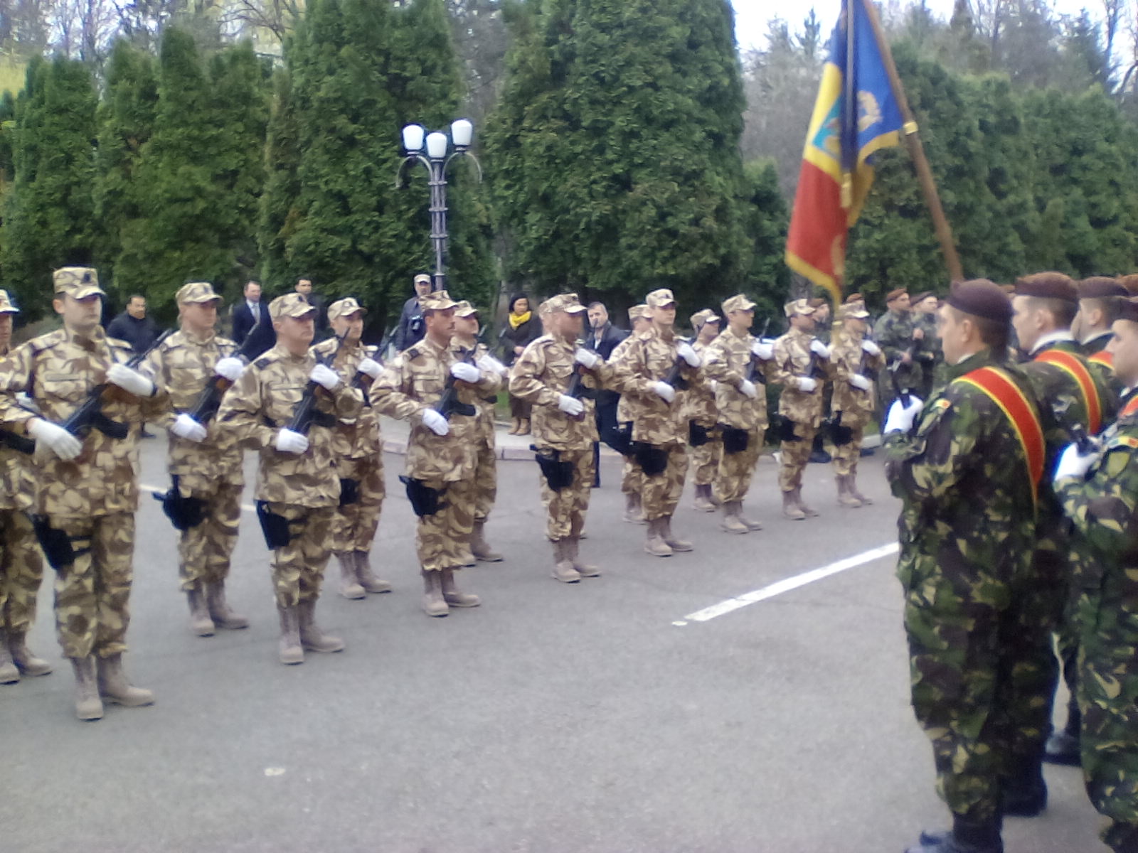 (FOTO/AUDIO) IAŞI: Ceremonii militare şi religioase de plecare a unui detaşament în teatrul de operaţiuni din Afganistan