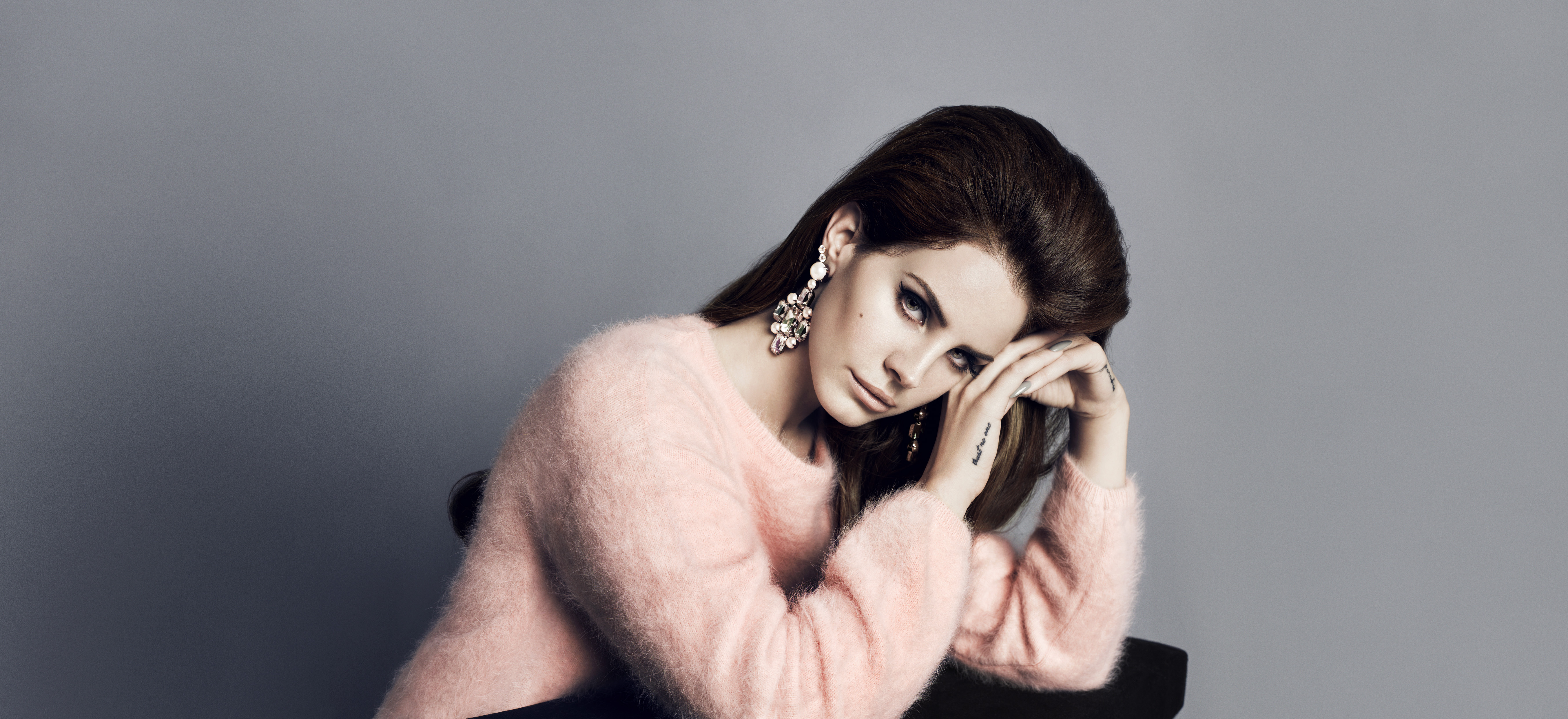 Lana del Rey a fost surprinsă într-o ie tradiţională românească