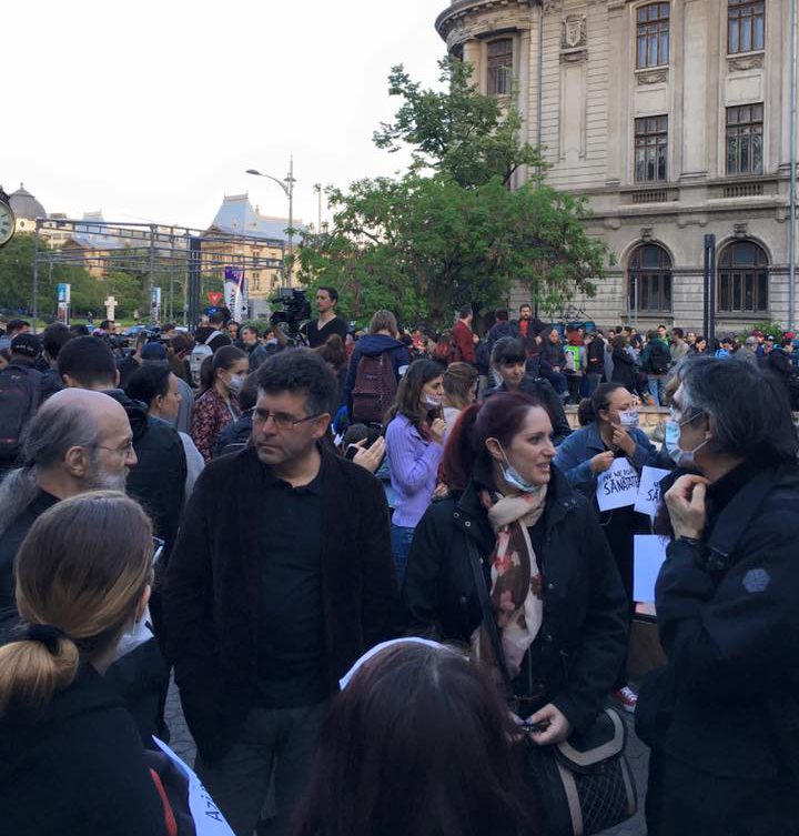 (VIDEO LIVE) Protest împotriva problemelor din sistemul sanitar. Câteva sute de tineri s-au adunat în Piaţa Universităţii din Bucureşti