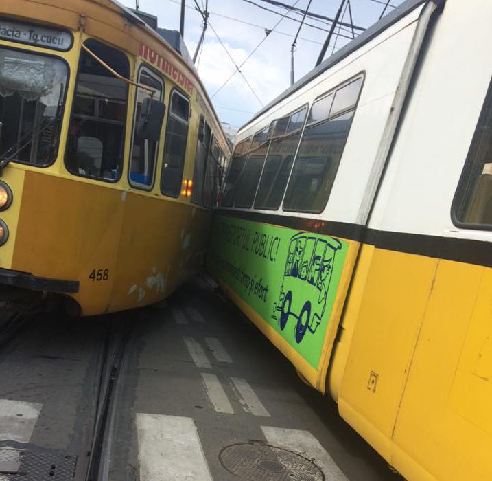 IAŞI: Trafic îngreunat în zona Gării. Două tramvaie s-au ciocnit