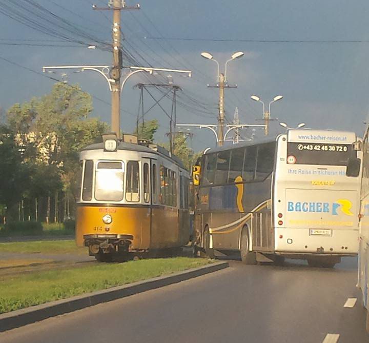 IAŞI: Accident de circulaţie pe Calea Chişinăului. Un autocar a intrat într-un tramvai