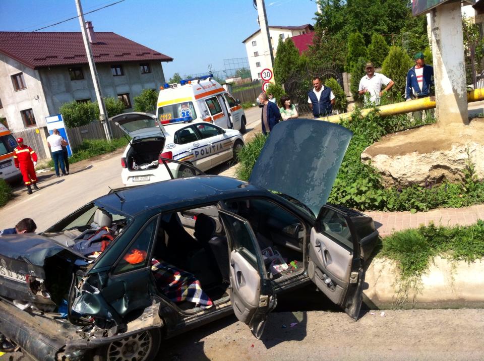 IAŞI: Grav accident de circulaţie în zona CUG. O mașină este grav avariată