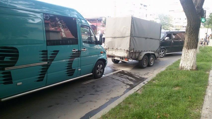 (FOTO) IAŞI: Circulaţie îngreunată în cartierul Păcurari din cauza unui accident rutier