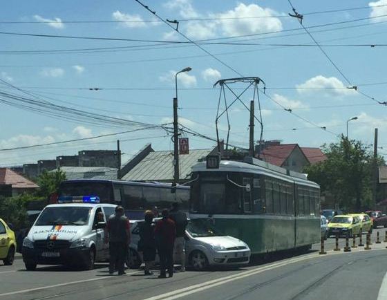 IAŞI: Autoturism izbit de un tramvai. Circulaţia a fost blocată