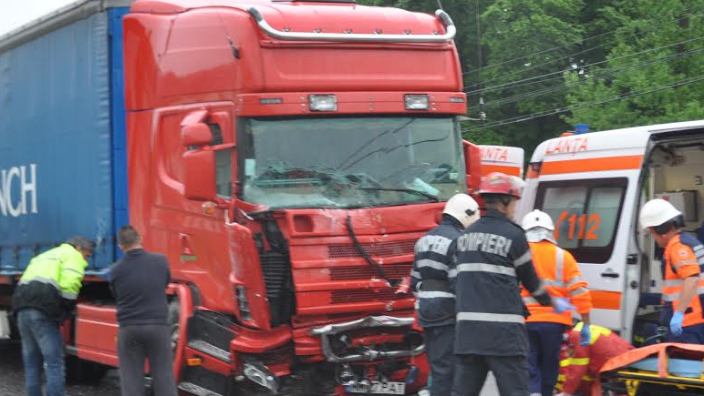 O persoană a murit şi şapte au fost rănite în urma unui accident rutier pe DN 17