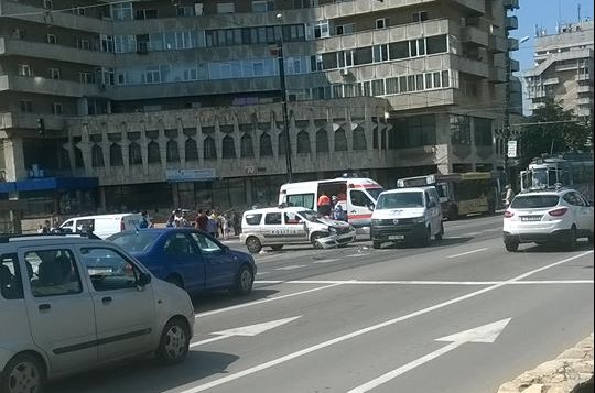 Iași: Accident rutier în care a fost implicată și o mașină a Poliției