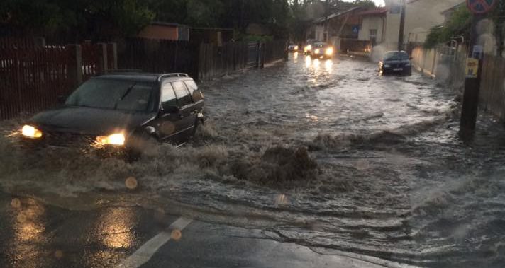 (VIDEO și FOTO) Iași: Rupere de nori ! Străzile din municipiu au fost inundate