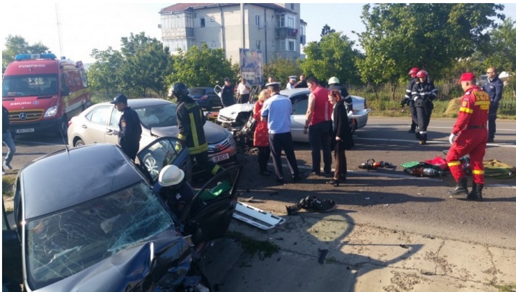 (FOTO) IAŞI: Grav accident de circulaţie. Mai multe persoane au fost transportate la spital