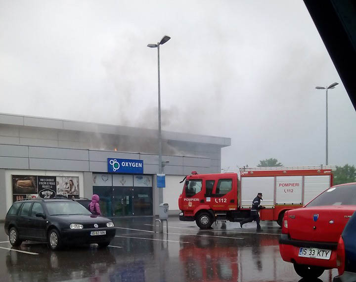 Iași: Incendiu la un hypermarket din Galata