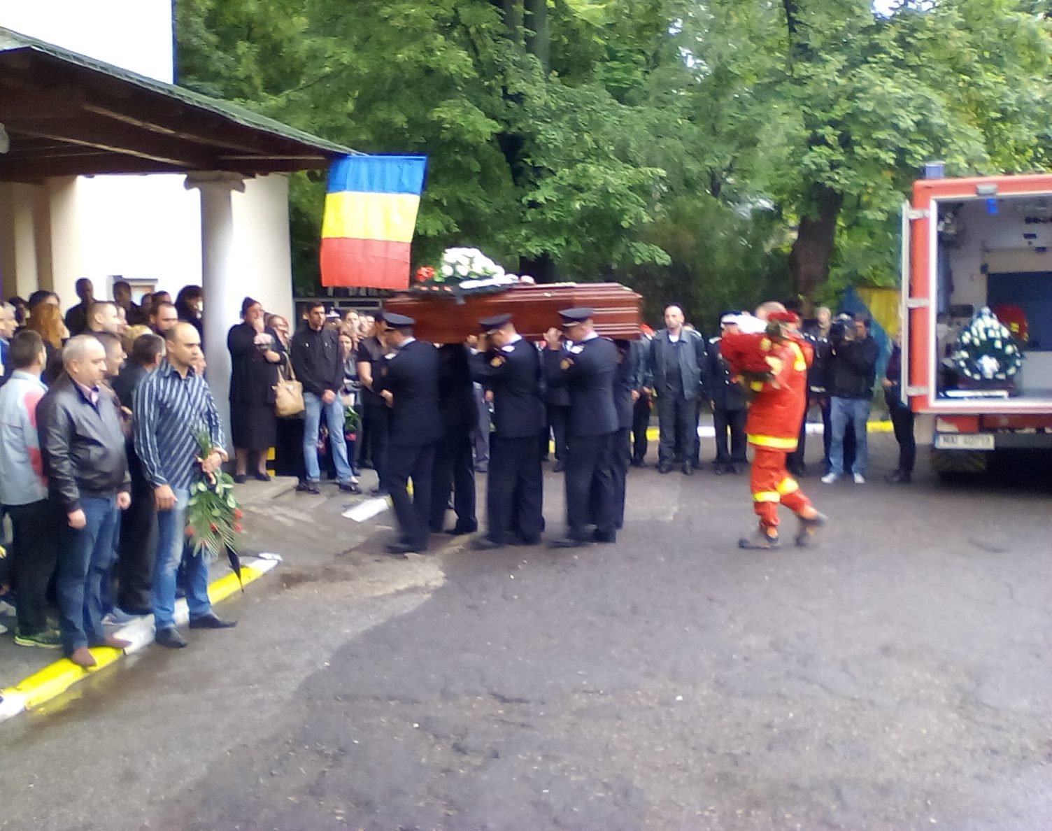 (UPDATE/FOTO/VIDEO) Eroii de la SMURD Iaşi s-au întors acasă după o ceremonie cu onoruri militare la Chişinău