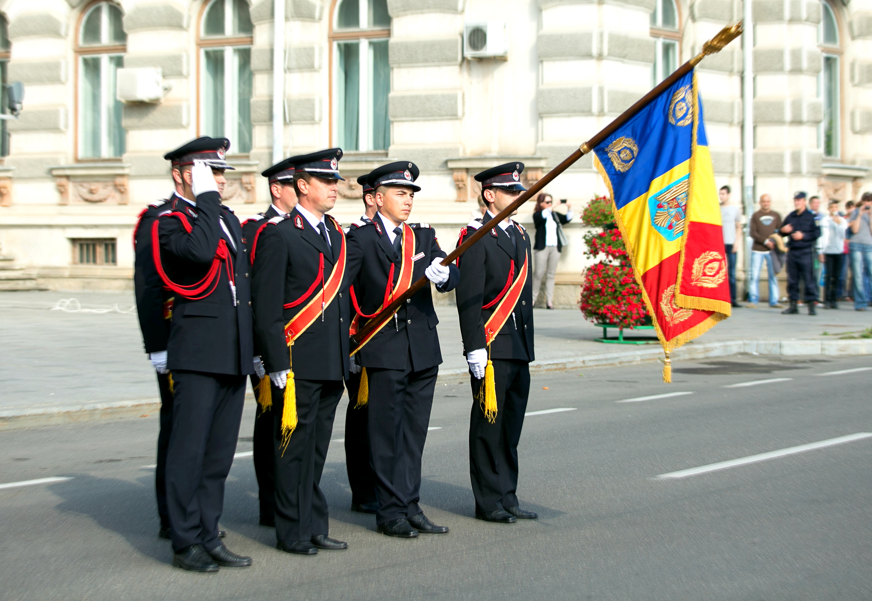 Raed Arafat a înmânat ISU Bacău Drapelul de Luptă în cadrul unui ceremonial găzduit de Piaţa Tricolorul