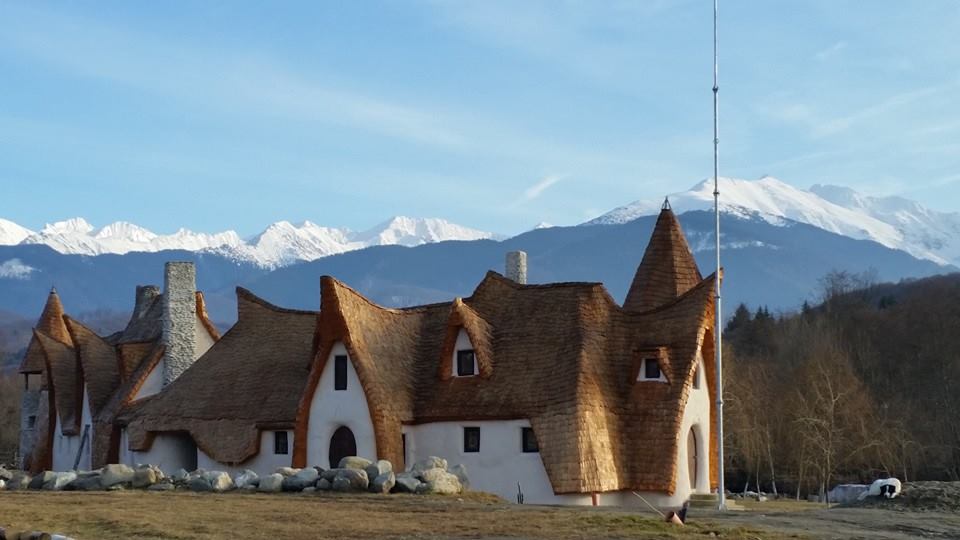 (FOTO) Primul castel din lut, paie și piatră din România, promovat de BBC