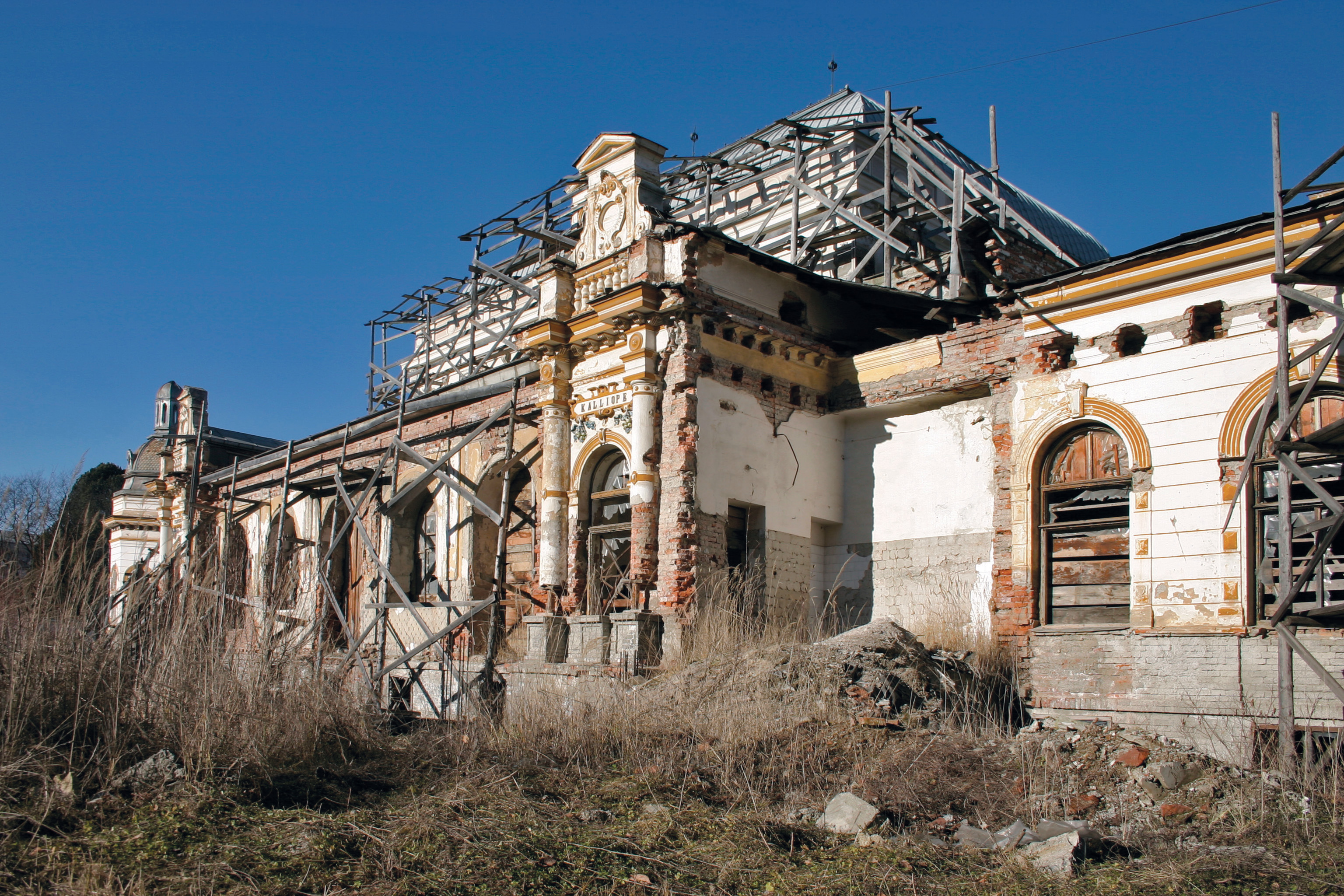 Suceava: Peste 3.000 de tineri reactivează Grădina Cazinoului din Vatra Dornei, la Festivalul Dorna Art