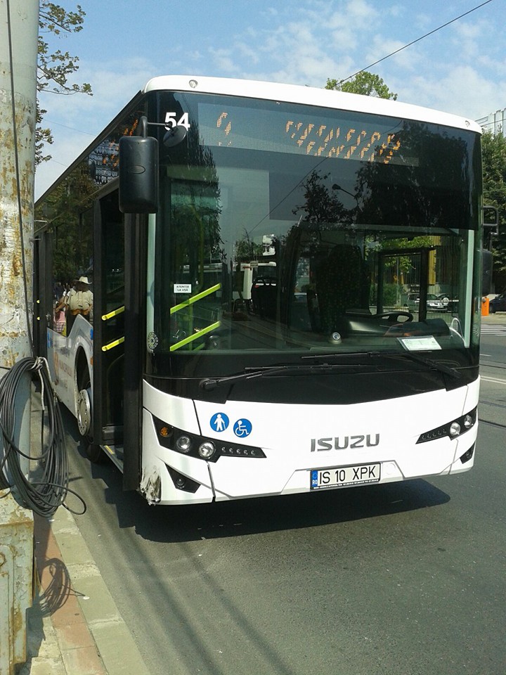 (FOTO) IAŞI: Accident de circulaţie. Un şofer a intrat într-un autobuz nou care circula pe traseul 9