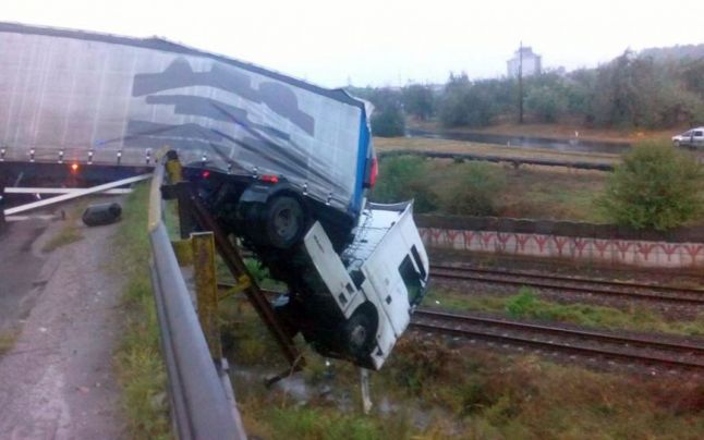 GALAȚI: Accident cumplit! Un TIR a rămas atârnat la zece metri, după ce a rupt parapeții unui pod pe DN 25