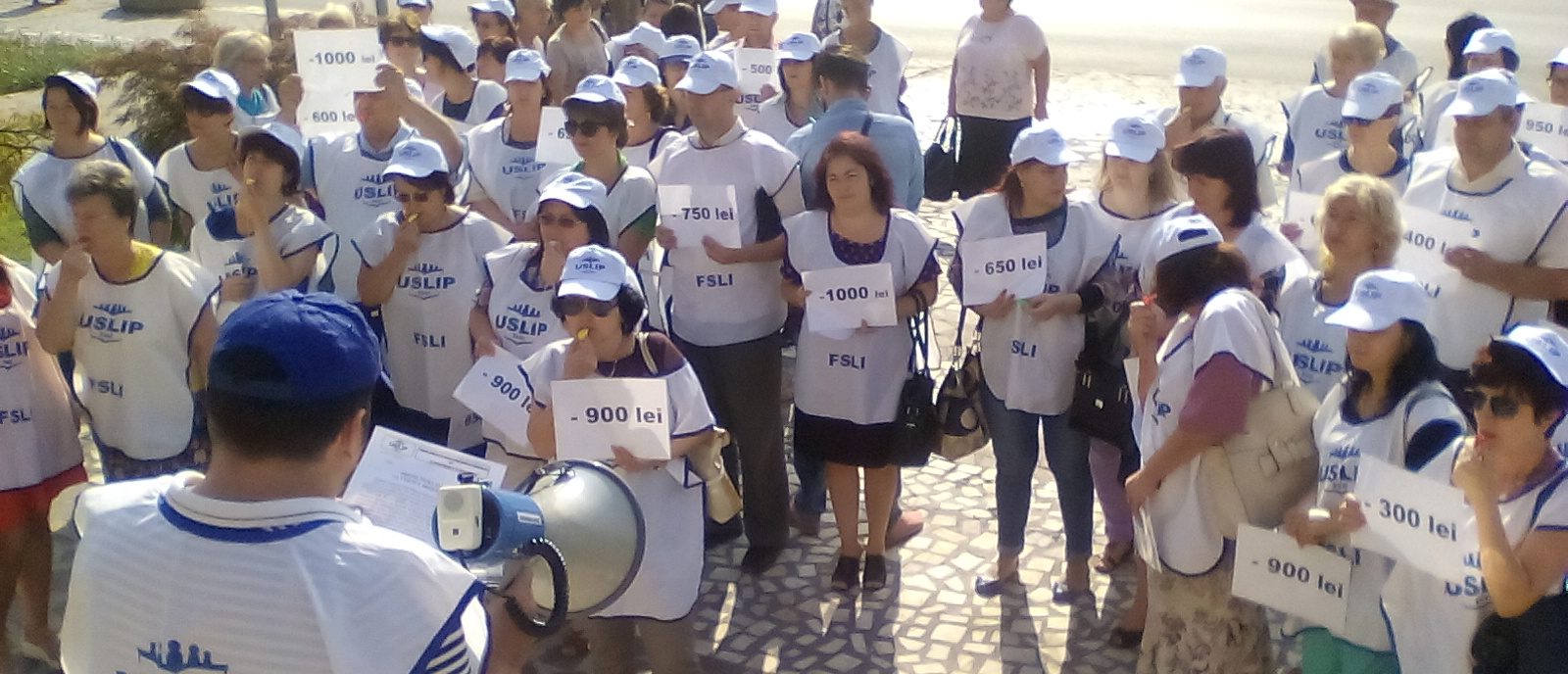 (AUDIO/FOTO) Aproximativ 100 de contabili şi secretari ai unităţilor şcolare protestează în faţa prefecturii Iaşi