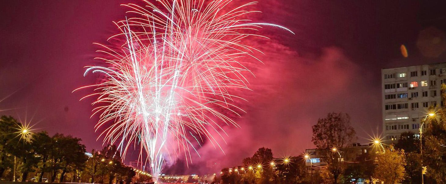 (VIDEO/AUDIO) O mie de persoane la focul de artificii care a încheiat Sărbătorile Iaşului