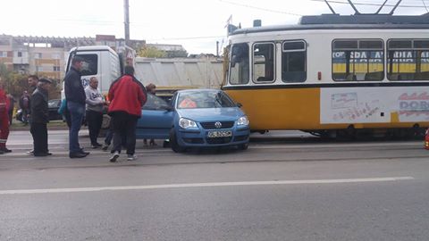 Iași: Spaimă printre călătorii unui tramvai după ce acesta a intrat într-un autoturism