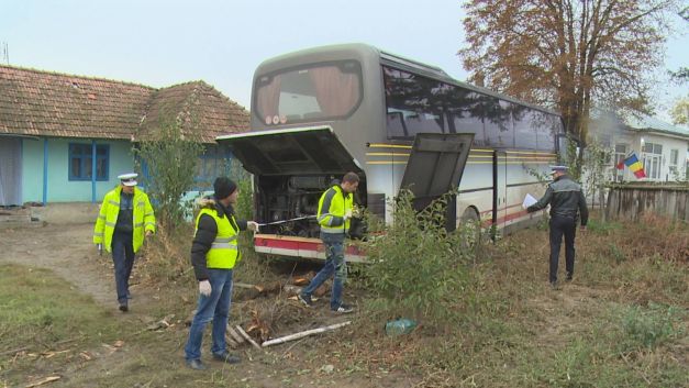 (FOTO/AUDIO) VASLUI: Accident cu un autocar care transporta zeci de pelerini la Cuvioasa Parascheva din Iaşi