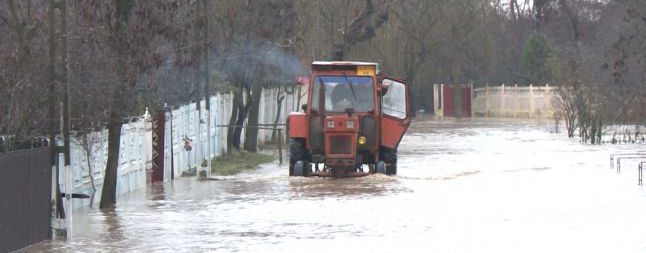 Vaslui: Drum judeţean blocat din cauza apei şi a aluviunilor