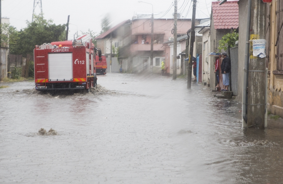 Galaţi: Sute de oameni evacuaţi şi sute de case inundate în judeţ