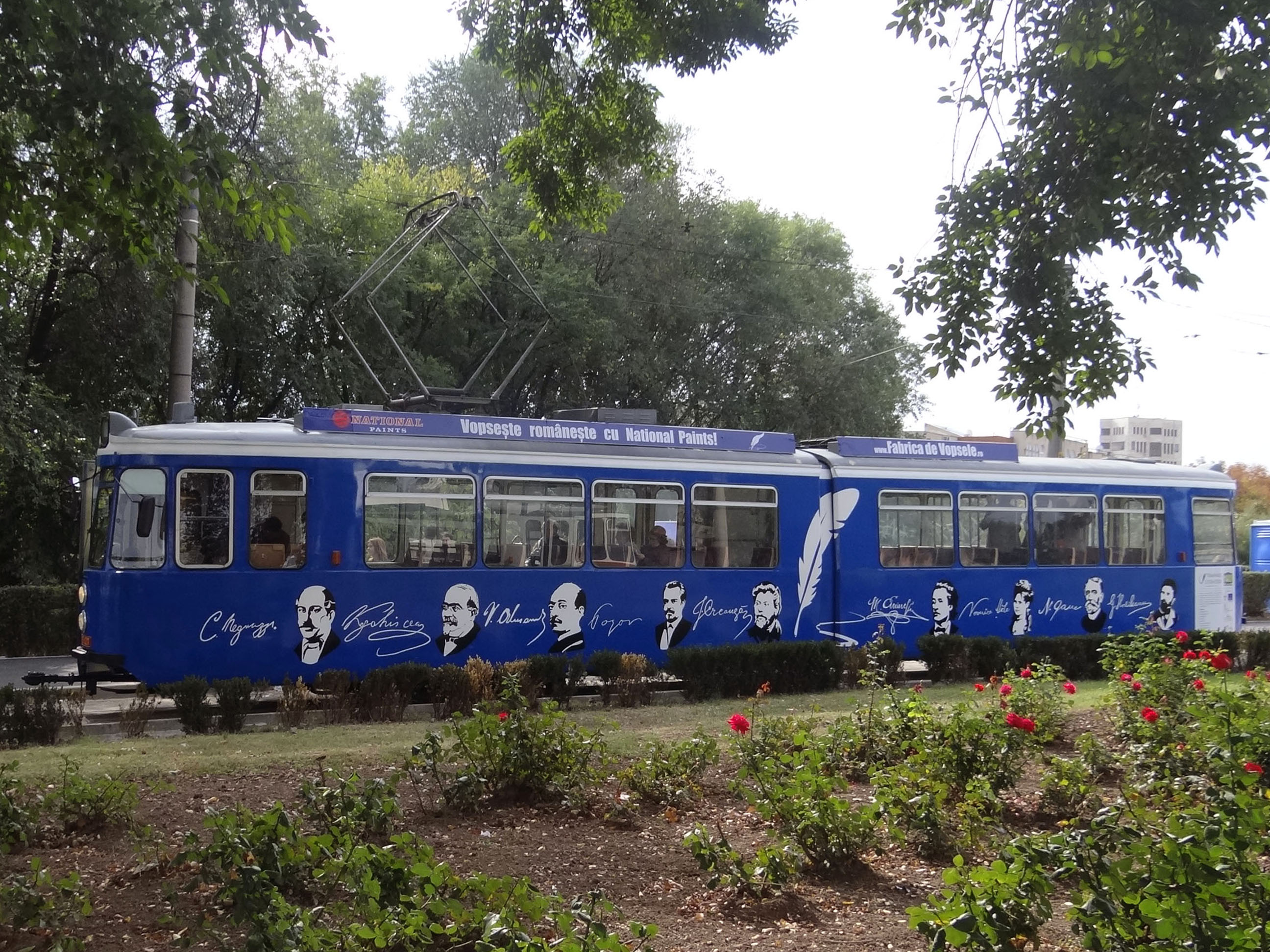 (FOTO) IAŞI: „Tramvaiul literaturii” împlinește un an. Campania „Donează un tramvai cu cărți!”