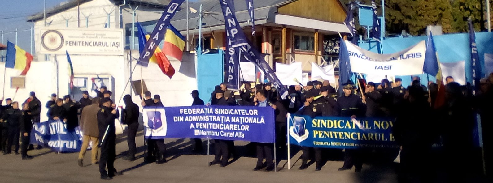 (AUDIO/FOTO) Protest la Iaşi al angajaţilor din penitenciare din zona Moldovei